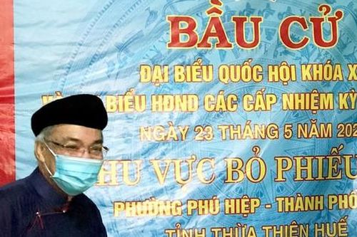 Cử tri Huế trong trang phục áo dài truyền thống đi bầu cử
