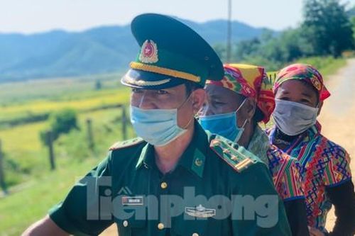 Vào tận nhà gõ cửa, đón người Chứt đi bầu cử