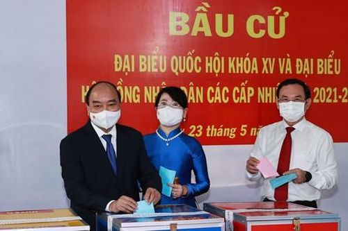 Chủ tịch nước Nguyễn Xuân Phúc bỏ lá phiếu đầu tiên tại huyện Củ Chi