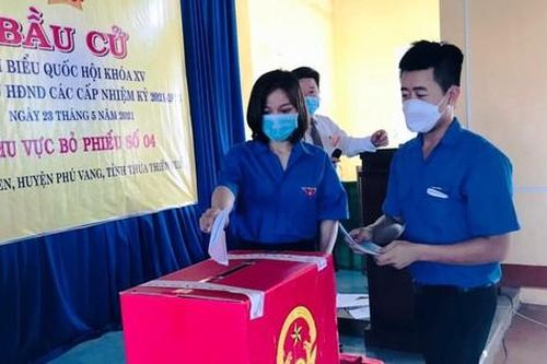 Áo xanh tình nguyện xứ Huế phục vụ bầu cử, tích cực đi bầu