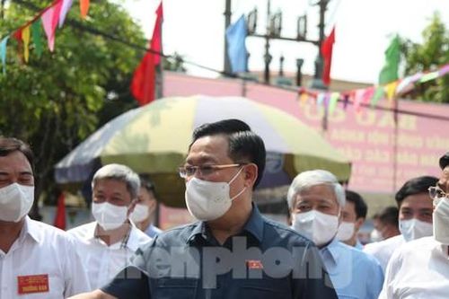 Chủ tịch Quốc hội Vương Đình Huệ kiểm tra công tác bầu cử tại tâm dịch Bắc Giang