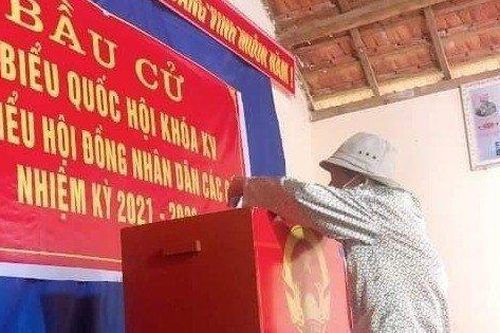 Những cử tri hơn 100 tuổi vững vàng đi bỏ phiếu trong ngày hội non sông