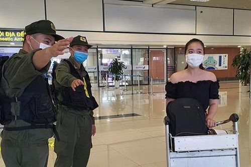 Vắng khách trong ngày bầu cử, nhưng sân bay, nhà ga đường sắt vẫn được 'quản chặt'
