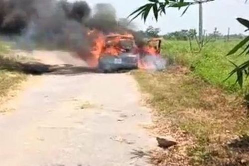 Xe ô tô đang đi bỗng bốc cháy dữ dội