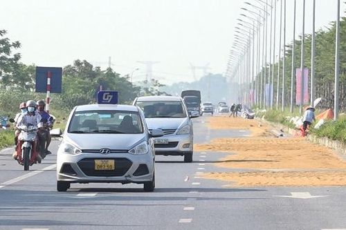 Đường trục phía nam Hà Nội trở thành 'sân phơi thóc'