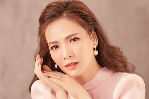 MC Đan Lê đẹp mong manh ở tuổi 38