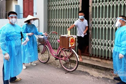 'Đội bầu cử xuyên dịch' bằng xe đạp ở tâm dịch Bắc Giang