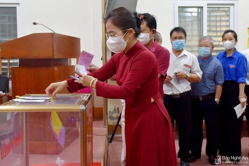 Chủ tịch Ủy ban MTTQ tỉnh bỏ phiếu bầu cử tại khối 14, phường Trường Thi (TP. Vinh)