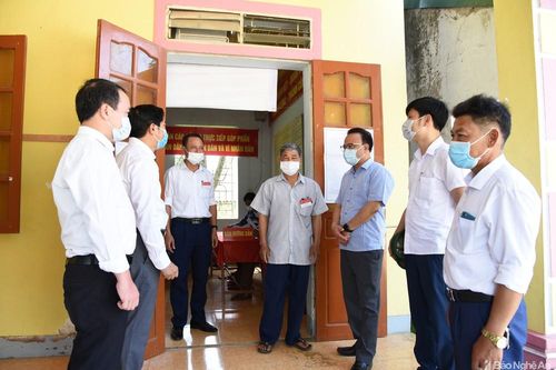 Bí thư Đảng ủy Khối Các cơ quan tỉnh kiểm tra công tác bầu cử tại Thanh Chương