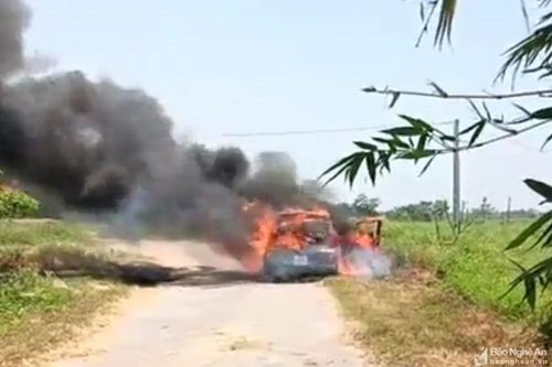 Xe ô tô 4 chỗ bốc cháy dữ dội khi đang lưu thông trên đường làng ở Nghệ An