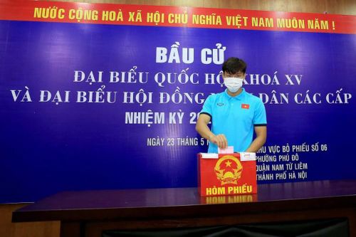 Tuyển thủ Việt Nam phấn khởi đi bỏ phiếu bầu cử