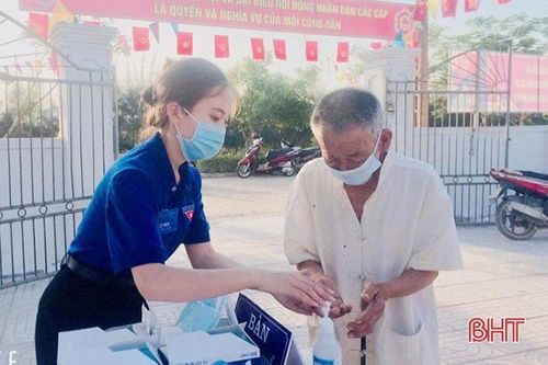 Tuổi trẻ Hà Tĩnh tích cực hỗ trợ các điểm bầu cử