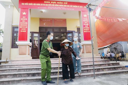 Những hình ảnh ấn tượng, xúc động trong Ngày bầu cử