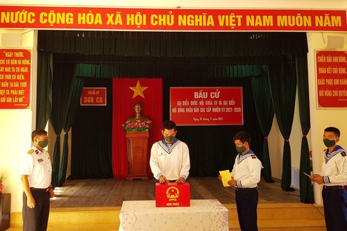 Cử tri trên đảo Trường Sa Lớn cùng cả nước thực hiện quyền công dân