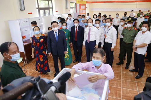 Chủ tịch QH Vương Đình Huệ đi kiểm tra công tác bầu cử ở địa phương