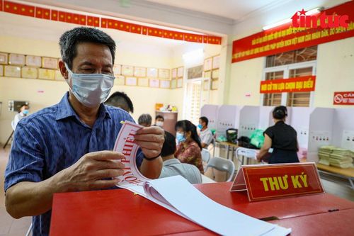 Việc bỏ phiếu được bắt đầu và kết thúc khi nào?