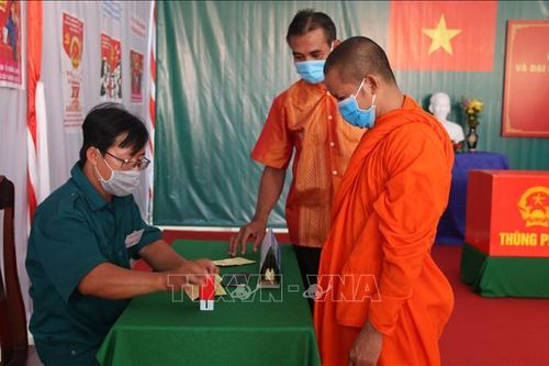 Cử tri hăng hái đi bỏ phiếu sớm, có địa phương đạt trên 50% phiếu bầu