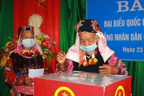 Trên 500 cử tri thôn Lô Lô Chải, nơi địa đầu cực Bắc của Tổ quốc, nô nức tham gia bầu cử