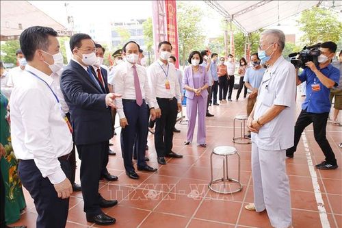 Chủ tịch Quốc hội kiểm tra công tác bầu cử tại huyện Đông Anh, Hà Nội