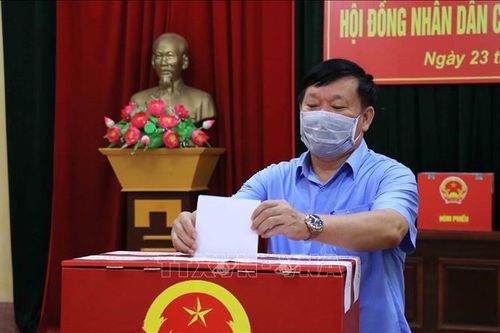Cử tri tiếp tục đến các điểm bỏ phiếu thực hiện quyền bầu cử