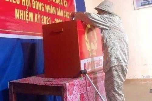 Xúc động hình ảnh những cử tri hơn 100 tuổi chống gậy đi bầu cử