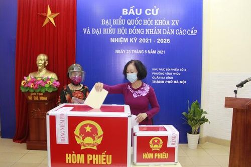 Trưởng ban Tổ chức TƯ Trương Thị Mai bỏ phiếu bầu cử tại quận Ba Đình, Hà Nội