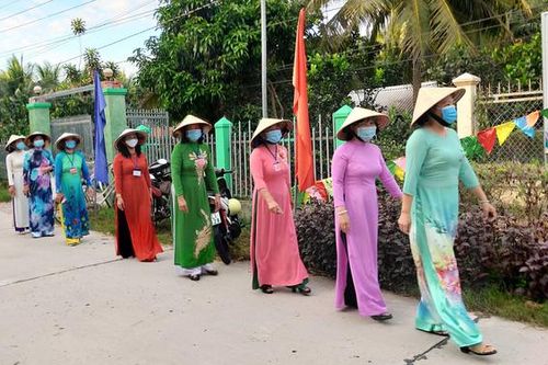 Phụ nữ Đồng Tháp mặc áo dài đi bầu cử