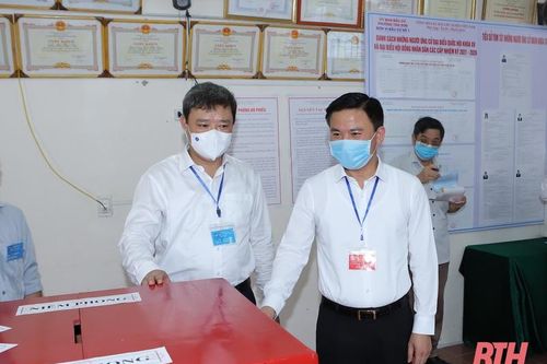Đồng chí Bí thư Tỉnh ủy Đỗ Trọng Hưng kiểm tra công tác bầu cử và địa điểm phong tỏa, cách ly tập trung phòng chống COVID -19