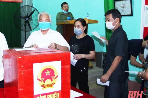 Cụ ông 94 tuổi hào hứng một mình đi bỏ phiếu bầu cử