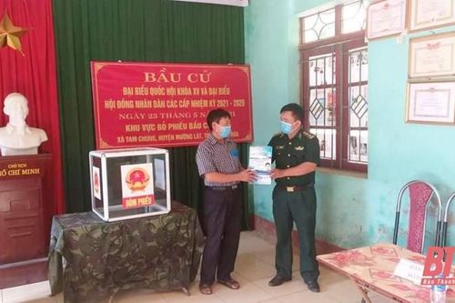 Đồn Biên phòng Tam Chung phát 3.700 khẩu trang cho cử tri trong ngày bầu cử