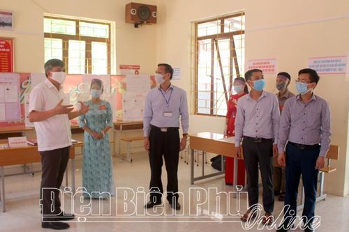 Phó Chủ tịch UBND tỉnh Lò Văn Tiến kiểm tra công tác bầu cử tại huyện Điện Biên Đông