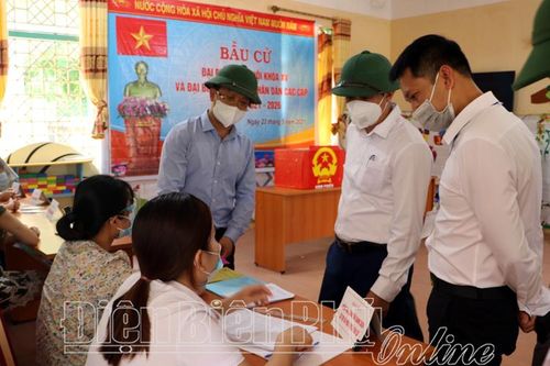 Thành viên Ủy ban Bầu cử tỉnh kiểm tra công tác bầu cử