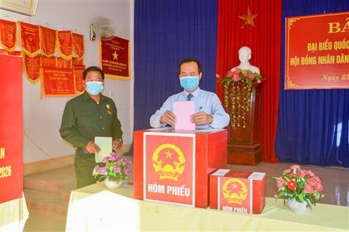 Chủ tịch UBND tỉnh Quảng Trị Võ Văn Hưng bỏ phiếu bầu cử tại Tổ bầu cử số 1, thị trấn Cửa Việt, huyện Gio Linh