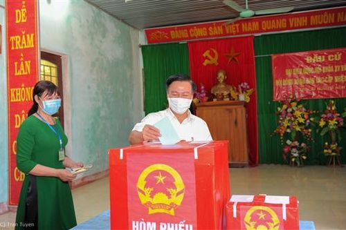 Chủ tịch UBMTTQ Việt Nam tỉnh Quảng Trị Đào Mạnh Hùng dự khai mạc và bỏ phiếu bầu tại Tổ bầu cử số 1, thị trấn Bến Quan, huyện Vĩnh Linh