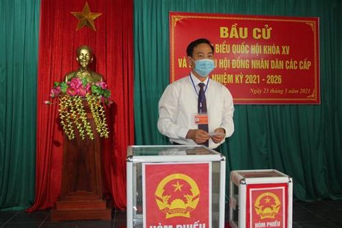 Phó Bí thư Thường trực Tỉnh ủy Quảng Trị Nguyễn Đăng Quang dự lễ khai mạc và tham gia bỏ phiếu tại Tổ bầu cử số 5, Phường 5, TP.Đông Hà