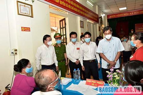 Đồng chí Bí thư tỉnh ủy kiểm tra công tác bầu cử trên địa bàn Thành phố