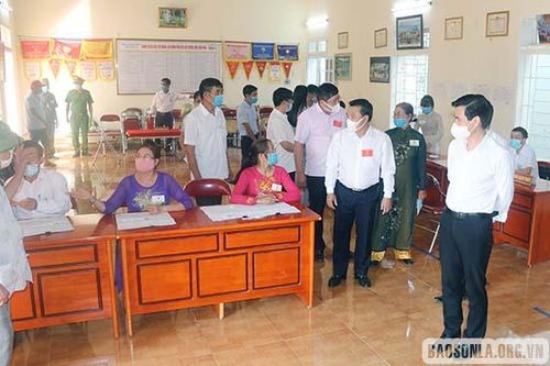Đồng chí Chủ tịch UBND tỉnh kiểm tra bầu cử tại huyện Mộc Châu