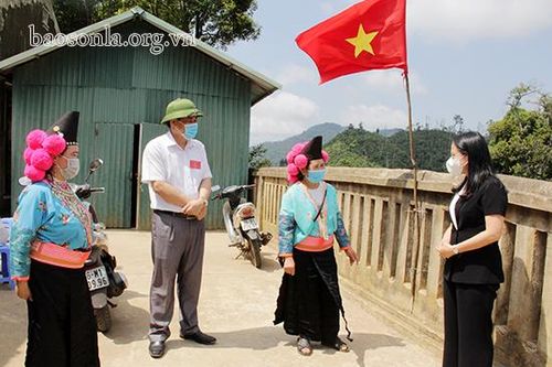 Đồng chí Đinh Thị Bích Thảo kiểm tra công tác bầu cử tại huyện Thuận Châu