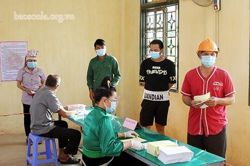 Ngày hội bầu cử ở vùng tâm dịch Nà Bó