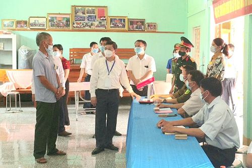 Chủ tịch UBND tỉnh Nguyễn Văn Sơn kiểm tra công tác tổ chức bầu cử tại Hàm Yên và Yên Sơn
