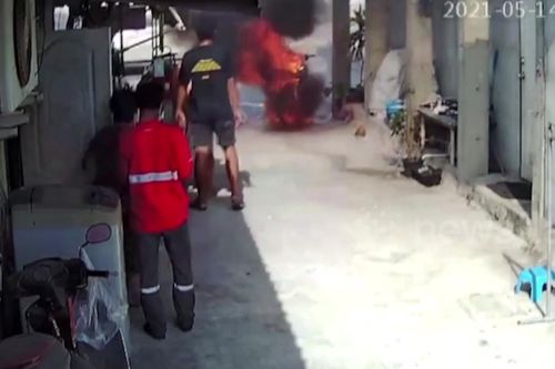 Xe máy bất ngờ bốc cháy dữ dội, tài xế bất lực đứng nhìn