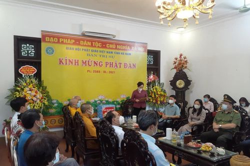 Đoàn lãnh đạo tỉnh Hà Nam chúc mừng Phật đản đến Tăng Ni, Phật tử