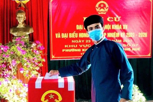 Cán bộ ở Huế mặc áo dài ngũ thân đi bầu ĐBQH và HĐND các cấp