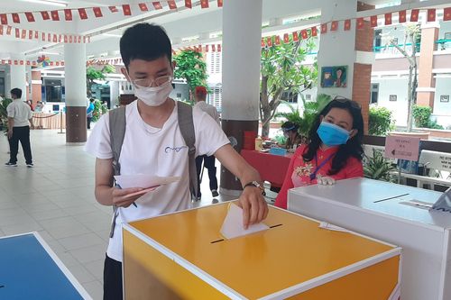 Nam sinh viên xúc động trong lần đầu tiên đi bầu cử ở TP.HCM