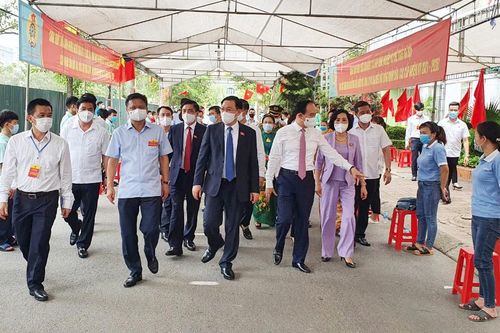Chủ tịch Quốc hội Vương Đình Huệ kiểm tra công tác bầu cử tại Đông Anh
