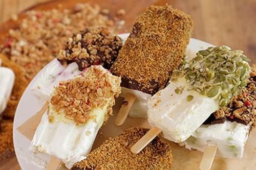 Cách làm kem sữa chua phủ các loại hạt