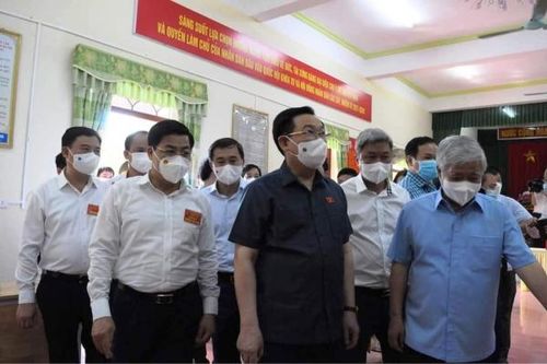 Chủ tịch Quốc hội kiểm tra công tác bầu cử và phòng, chống dịch tại Bắc Giang