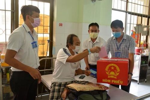 Phiếu bầu cử được trao đến tận tay từng bệnh nhân