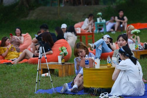 Bãi đá sông Hồng đông đúc ngày cuối tuần
