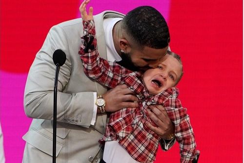 Con trai khóc khi Drake lên nhận giải Nghệ sĩ của thập kỷ